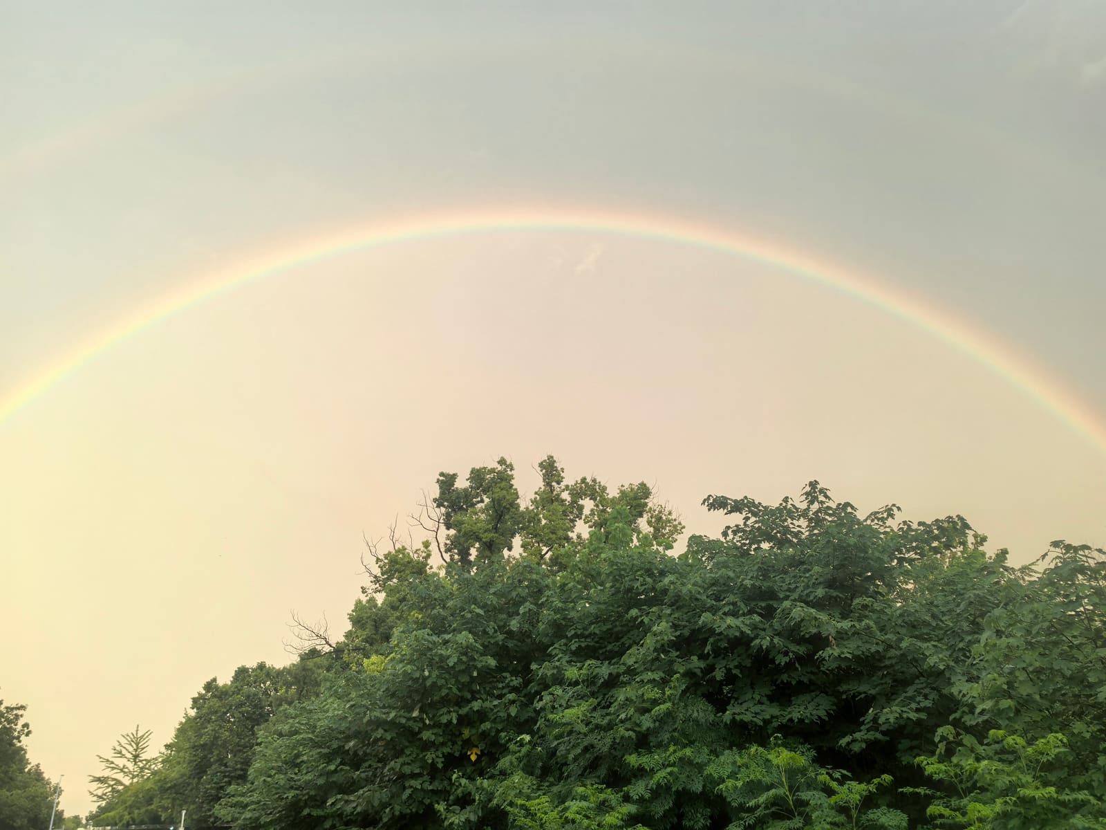 雨后,遇见双层彩虹